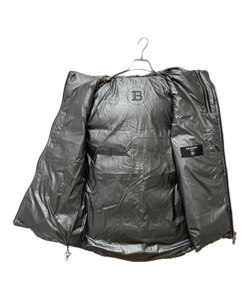 BALMAIN（バルマン）BALMAIN (バルマン) ロゴプリントマルチジップダウンベスト　TO009X112 シルバー サイズ:50の古着・服飾アイテム
