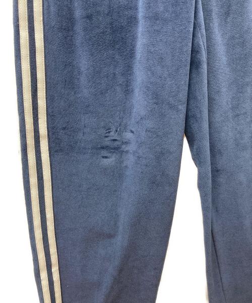 adidas（アディダス）adidas (アディダス) SSTアディカラーベロアトラックパンツ　JX1555 ネイビー サイズ:L 未使用品の古着・服飾アイテム
