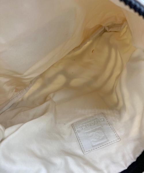 CHANEL（シャネル）CHANEL (シャネル) リバーシブルショルダーバッグ ホワイト×ブラックの古着・服飾アイテム