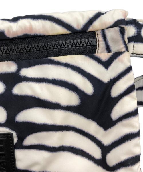 CHANEL（シャネル）CHANEL (シャネル) リバーシブルショルダーバッグ ホワイト×ブラックの古着・服飾アイテム