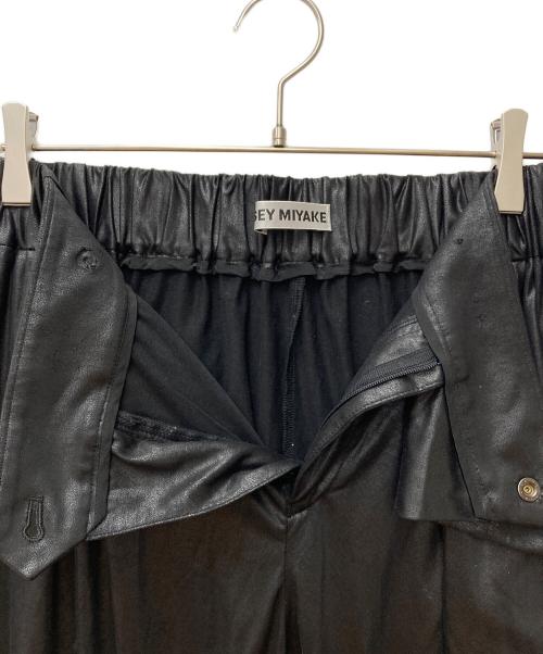 ISSEY MIYAKE（イッセイミヤケ）ISSEY MIYAKE (イッセイミヤケ) フェイクレザーパンツ IM61JF013 ブラック サイズ:2の古着・服飾アイテム