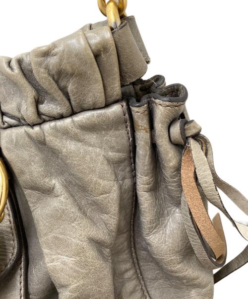 MIU MIU（ミュウミュウ）MIU MIU (ミュウミュウ) ヴィッテロルクス2WAYバッグ グレーの古着・服飾アイテム