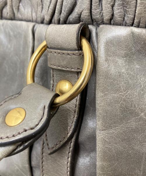 MIU MIU（ミュウミュウ）MIU MIU (ミュウミュウ) ヴィッテロルクス2WAYバッグ グレーの古着・服飾アイテム