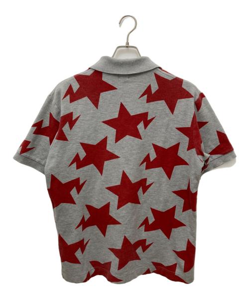 BAPE BY A BATHING APE（ベイプバイアベイシングエイプ）BAPE BY A BATHING APE (ベイプバイアベイシングエイプ) スター総柄ポロシャツ グレー×レッド サイズ:Mの古着・服飾アイテム