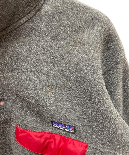Patagonia（パタゴニア）Patagonia (パタゴニア) 90sシンチラスナップT グレー×レッド サイズ:Mの古着・服飾アイテム