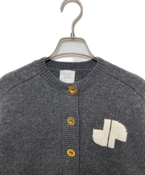 patou（パトゥ）patou (パトゥ) 金釦ロゴニットカーディガン グレー サイズ:XSの古着・服飾アイテム