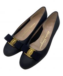 Salvatore Ferragamo（サルヴァトーレ フェラガモ）の古着「ヴァラ リボンパンプス」｜グレー