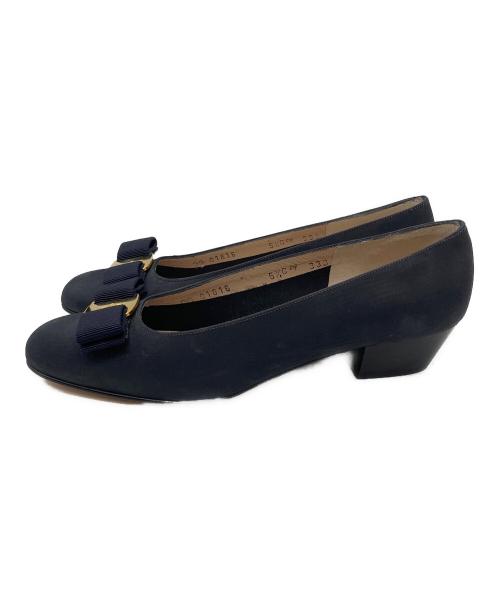 Salvatore Ferragamo（サルヴァトーレ フェラガモ）Salvatore Ferragamo (サルヴァトーレ フェラガモ) ヴァラ リボンパンプス グレー サイズ:23cm (5 1/2 C)の古着・服飾アイテム