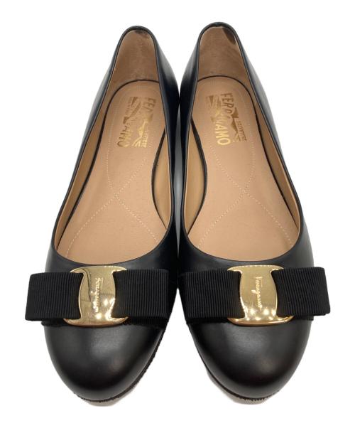 Salvatore Ferragamo（サルヴァトーレ フェラガモ）Salvatore Ferragamo (サルヴァトーレ フェラガモ) リボンパンプス　VARINA ブラック サイズ:7Cの古着・服飾アイテム