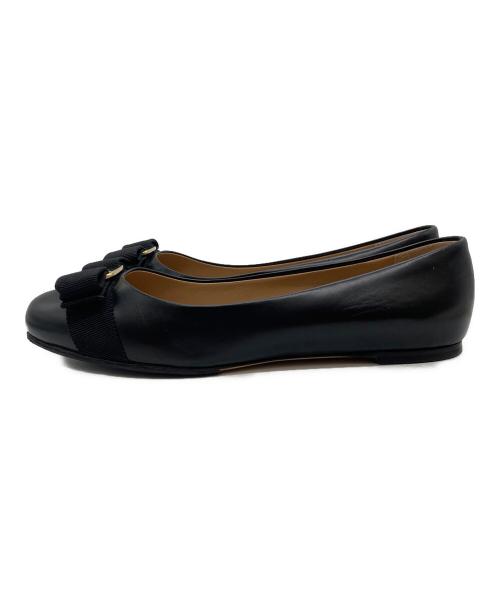 Salvatore Ferragamo（サルヴァトーレ フェラガモ）Salvatore Ferragamo (サルヴァトーレ フェラガモ) リボンパンプス　VARINA ブラック サイズ:7Cの古着・服飾アイテム