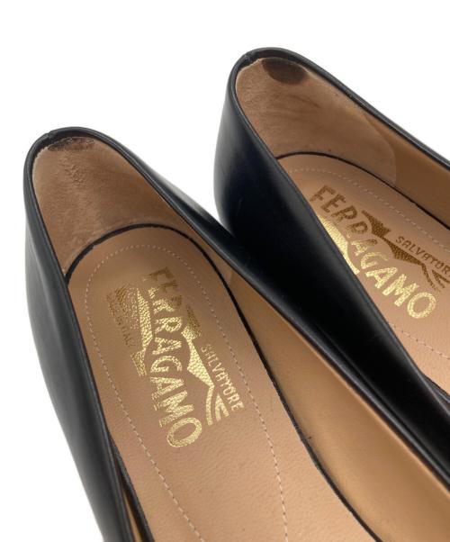 Salvatore Ferragamo（サルヴァトーレ フェラガモ）Salvatore Ferragamo (サルヴァトーレ フェラガモ) リボンパンプス　VARINA ブラック サイズ:7Cの古着・服飾アイテム