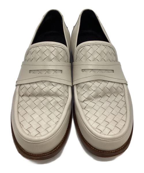 BOTTEGA VENETA（ボッテガベネタ）BOTTEGA VENETA (ボッテガベネタ) イントイレチャート切替ローファー ホワイト サイズ:42の古着・服飾アイテム