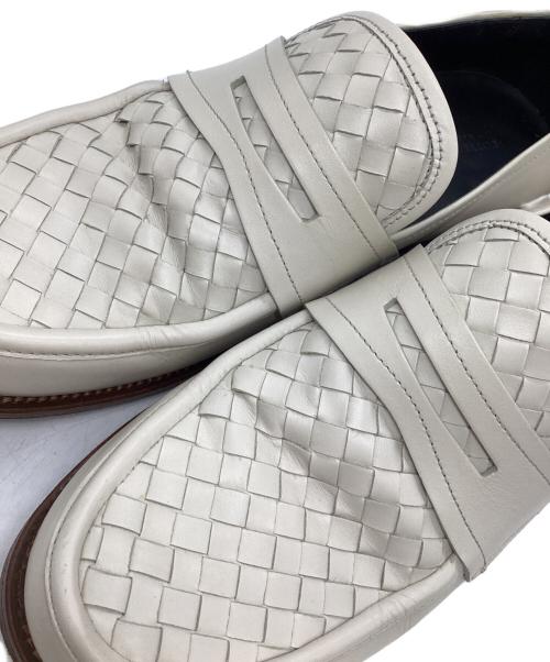 BOTTEGA VENETA（ボッテガベネタ）BOTTEGA VENETA (ボッテガベネタ) イントイレチャート切替ローファー ホワイト サイズ:42の古着・服飾アイテム