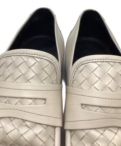 BOTTEGA VENETA（ボッテガベネタ）BOTTEGA VENETA (ボッテガベネタ) イントイレチャート切替ローファー ホワイト サイズ:42の古着・服飾アイテム