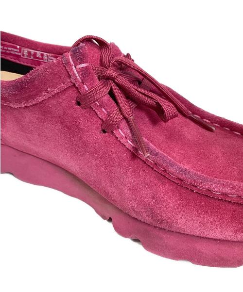 CLARKS（クラークス）CLARKS (クラークス) ワラビーシューズ ショッキングピンク サイズ:23.5の古着・服飾アイテム