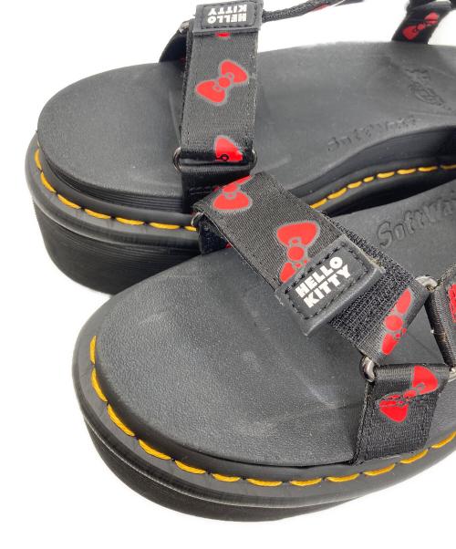 Dr.Martens（ドクターマーチン）Dr.Martens (ドクターマーチン) HELLO KITTY (ハローキティ) 厚底ストラップサンダル VEGAN SANDAL HK ブラック サイズ:25(EU39)の古着・服飾アイテム