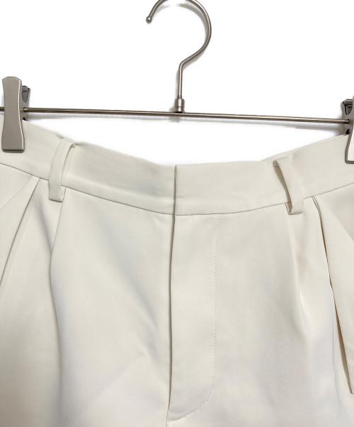 HER LIP TO（ハーリップトゥ）HER LIP TO (ハーリップトゥ) Gold Button Flap Shorts ハーフパンツ ホワイト サイズ:Mの古着・服飾アイテム