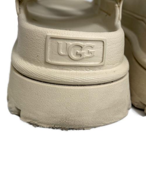 UGG（アグ）UGG (アグ) ゴールデングロウ サンダル アイボリー サイズ:24の古着・服飾アイテム
