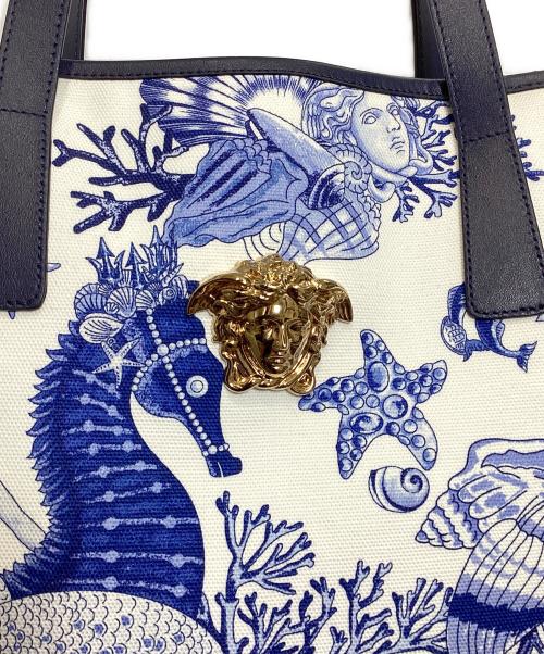 VERSACE（ヴェルサーチェ）VERSACE (ヴェルサーチェ) キャンバストートバッグ コーラルシアターラ メデューサ  ホワイト×ブルーの古着・服飾アイテム