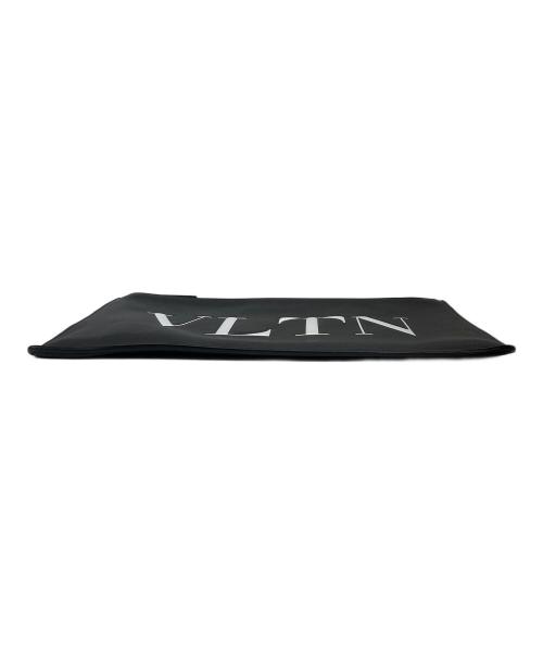 VALENTINO（ヴァレンティノ）VALENTINO (ヴァレンティノ) ロゴプリントクラッチバッグ ブラックの古着・服飾アイテム
