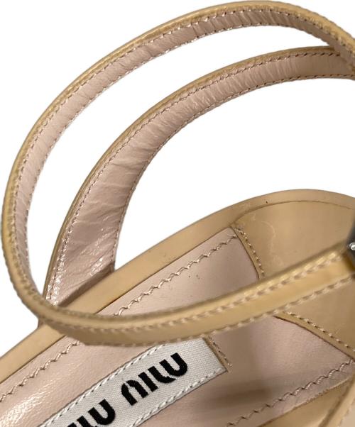 MIU MIU（ミュウミュウ）MIU MIU (ミュウミュウ) アンクルストラップサンダル ベージュ サイズ:36の古着・服飾アイテム