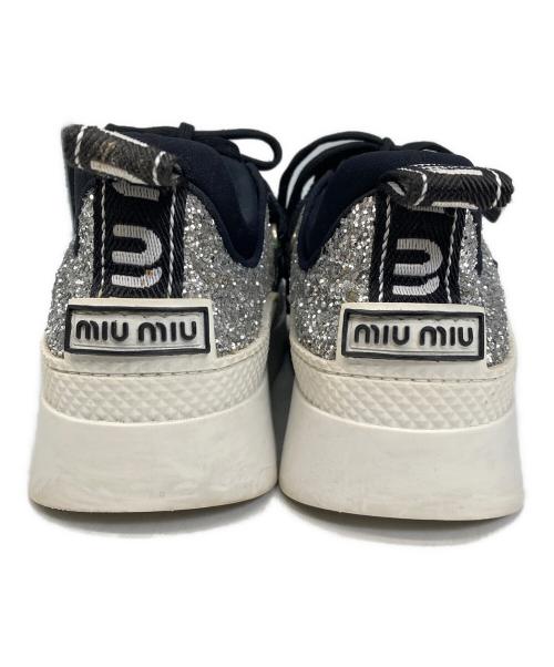 MIU MIU（ミュウミュウ）MIU MIU (ミュウミュウ) スニーカー グレー サイズ:23の古着・服飾アイテム