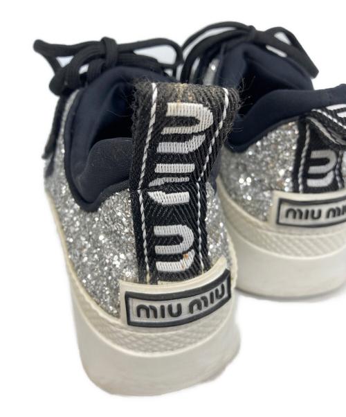 MIU MIU（ミュウミュウ）MIU MIU (ミュウミュウ) スニーカー グレー サイズ:23の古着・服飾アイテム