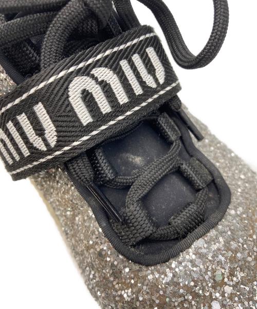 MIU MIU（ミュウミュウ）MIU MIU (ミュウミュウ) スニーカー グレー サイズ:23の古着・服飾アイテム
