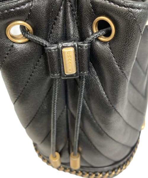 CHANEL（シャネル）CHANEL (シャネル) シェブロン Vステッチココマークチェーン巾着バッグの古着・服飾アイテム