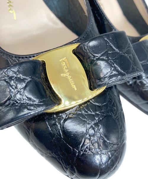 Salvatore Ferragamo（サルヴァトーレ フェラガモ）Salvatore Ferragamo (サルヴァトーレ フェラガモ) 型押しパンプス ブラック サイズ:5 1/2 Cの古着・服飾アイテム