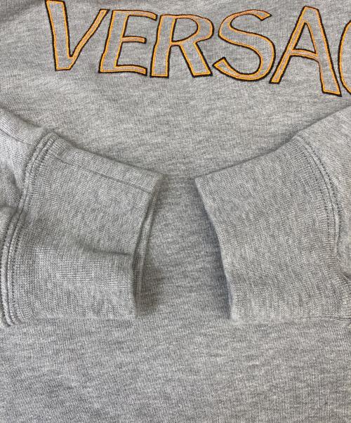 VERSACE（ヴェルサーチ）VERSACE (ヴェルサーチ) ロゴスウェット グレー サイズ:Mの古着・服飾アイテム