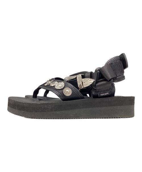 suicoke（スイコック）suicoke (スイコック) TOGA (トーガ) TONO ウエスタンメタル ストラップサンダル ブラック サイズ:23の古着・服飾アイテム