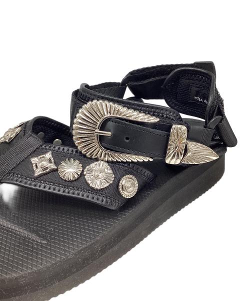 suicoke（スイコック）suicoke (スイコック) TOGA (トーガ) TONO ウエスタンメタル ストラップサンダル ブラック サイズ:23の古着・服飾アイテム