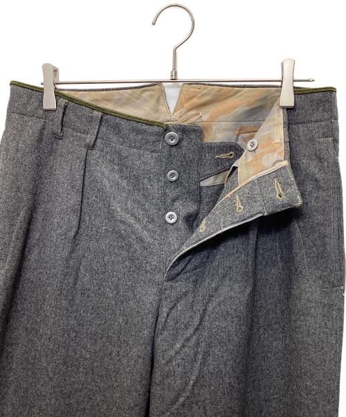 MANDO（マンドー）MANDO (マンドー) シンチバックタックパンツ グレー サイズ:40の古着・服飾アイテム