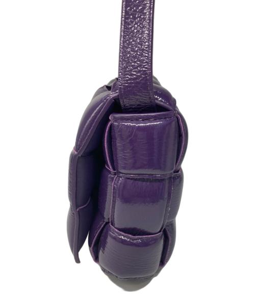 BOTTEGA VENETA（ボッテガベネタ）BOTTEGA VENETA (ボッテガベネタ) パデッドカセットショルダーバッグ パープルの古着・服飾アイテム