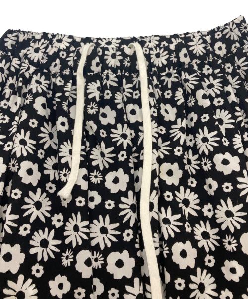 COMME des GARCONS COMME des GARCONS（コムデギャルソン コムデギャルソン）COMME des GARCONS COMME des GARCONS (コムデギャルソン コムデギャルソン) フラワープリントスカート ブラック×ホワイト サイズ:xsの古着・服飾アイテム