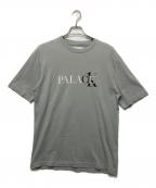 PALACE×Calvin Kleinパレス×カルバンクライン）の古着「プリントTシャツ」｜グレー