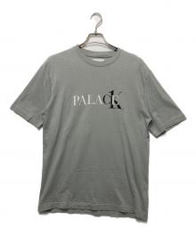 PALACE×Calvin Klein（パレス×カルバンクライン）の古着「プリントTシャツ」｜グレー