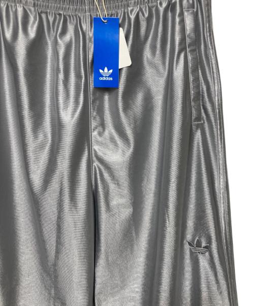 adidas（アディダス）adidas (アディダス) オーバーサイズ ファイヤーバードトラックパンツ グレー サイズ:M 未使用品の古着・服飾アイテム