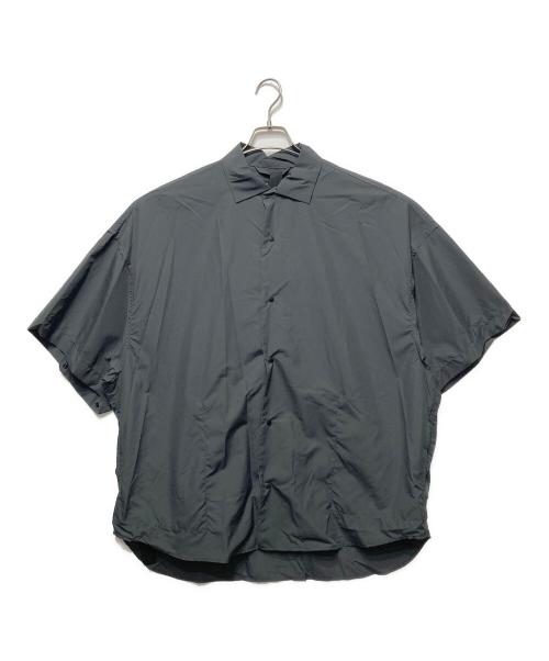 meanswhile（ミーンズワイル）meanswhile (ミーンズワイル) Feather Smooth Snap SH(Taupe) グレー サイズ:3の古着・服飾アイテム