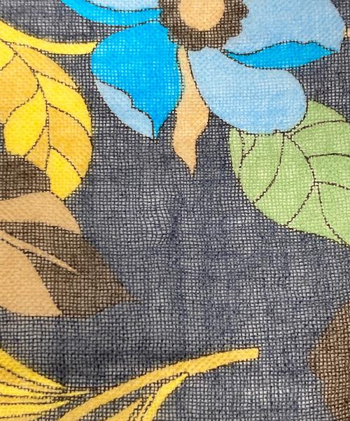 19 andrea's 47（アンドレアズ ディチャノーヴェクアランタセッテ）19 andrea's 47 (アンドレアズ ディチャノーヴェクアランタセッテ) 総柄ストール ネイビー×イエローの古着・服飾アイテム