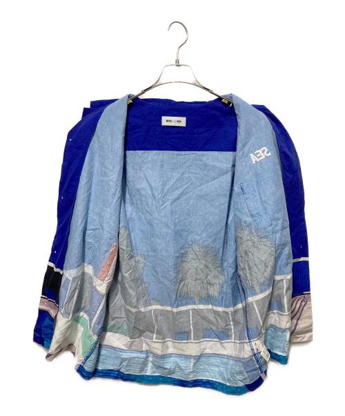 WIND AND SEA（ウィンダンシー）WIND AND SEA (ウィンダンシー) 永井 博 (Hiroshi Nagai) アートグラフィック開襟シャツ ブルー サイズ:Ｍの古着・服飾アイテム