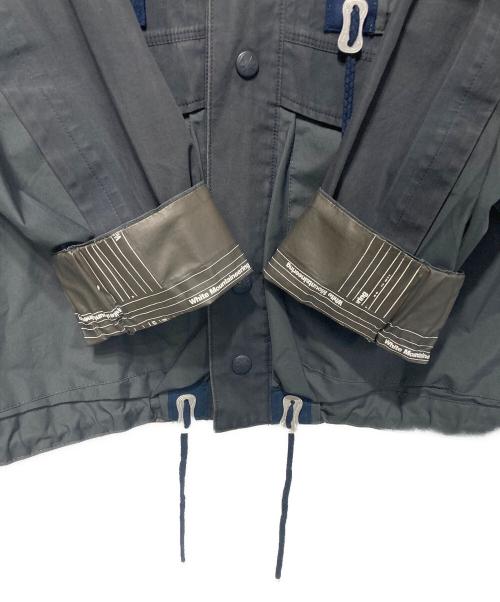 WHITE MOUNTAINEERING（ホワイトマウンテ二アニング）WHITE MOUNTAINEERING (ホワイトマウンテ二アニング) ゴアテックスマウンテンパーカー ネイビー×グレー サイズ:Ｍの古着・服飾アイテム