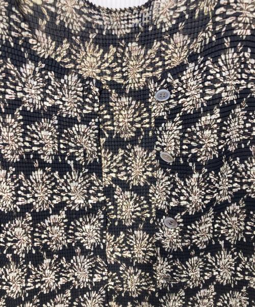 ISSEY MIYAKE（イッセイミヤケ）ISSEY MIYAKE (イッセイミヤケ) 花柄プリーツカーディガン ブラック サイズ:2の古着・服飾アイテム