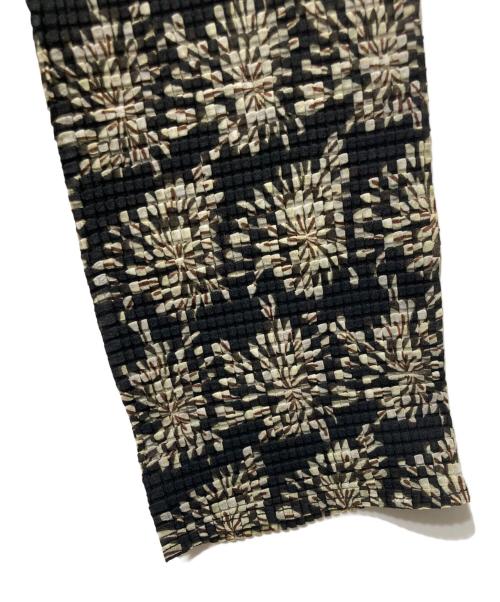 ISSEY MIYAKE（イッセイミヤケ）ISSEY MIYAKE (イッセイミヤケ) 花柄プリーツカーディガン ブラック サイズ:2の古着・服飾アイテム
