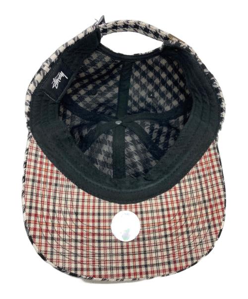stussy（ステューシー）stussy (ステューシー) ロゴ刺繍 6パネルキャップ ホワイト×ブラックの古着・服飾アイテム