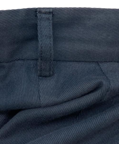 6(ROKU) BEAUTY&YOUTH（ロク ビューティーアンドユース）6(ROKU) BEAUTY&YOUTH (ロク ビューティーアンドユース) タックパンツ ネイビー サイズ:34の古着・服飾アイテム