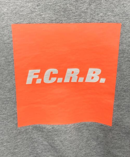 F.C.R.B.（エフシーレアルブリストル）F.C.R.B. (エフシーレアルブリストル) SQUARE PULLOVER SWEAT HOODIE グレー サイズ:Ｍの古着・服飾アイテム