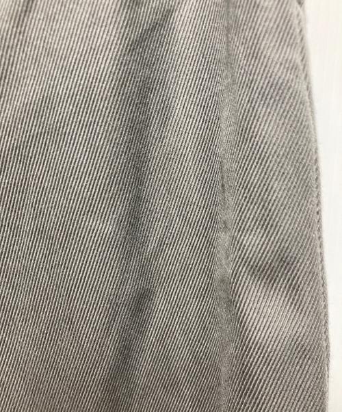 YLEVE（イレーヴ）YLEVE (イレーヴ) FINX COTTON RAMMY TWILL TR/コットンツイルトラウザース グレー サイズ:1の古着・服飾アイテム