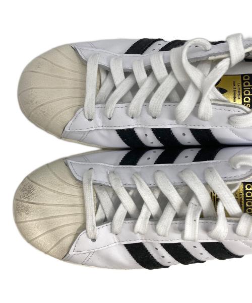 adidas（アディダス）adidas (アディダス) スニーカー ホワイト×ブラック サイズ:27の古着・服飾アイテム